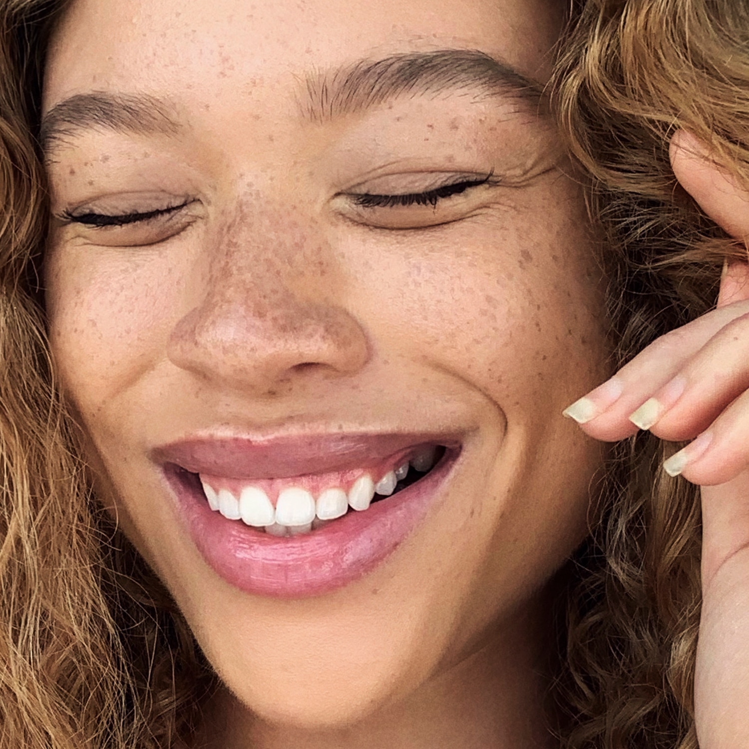 LIQUID TOUCH BRIGHTENING CONCEALER (CORRECTOR)
